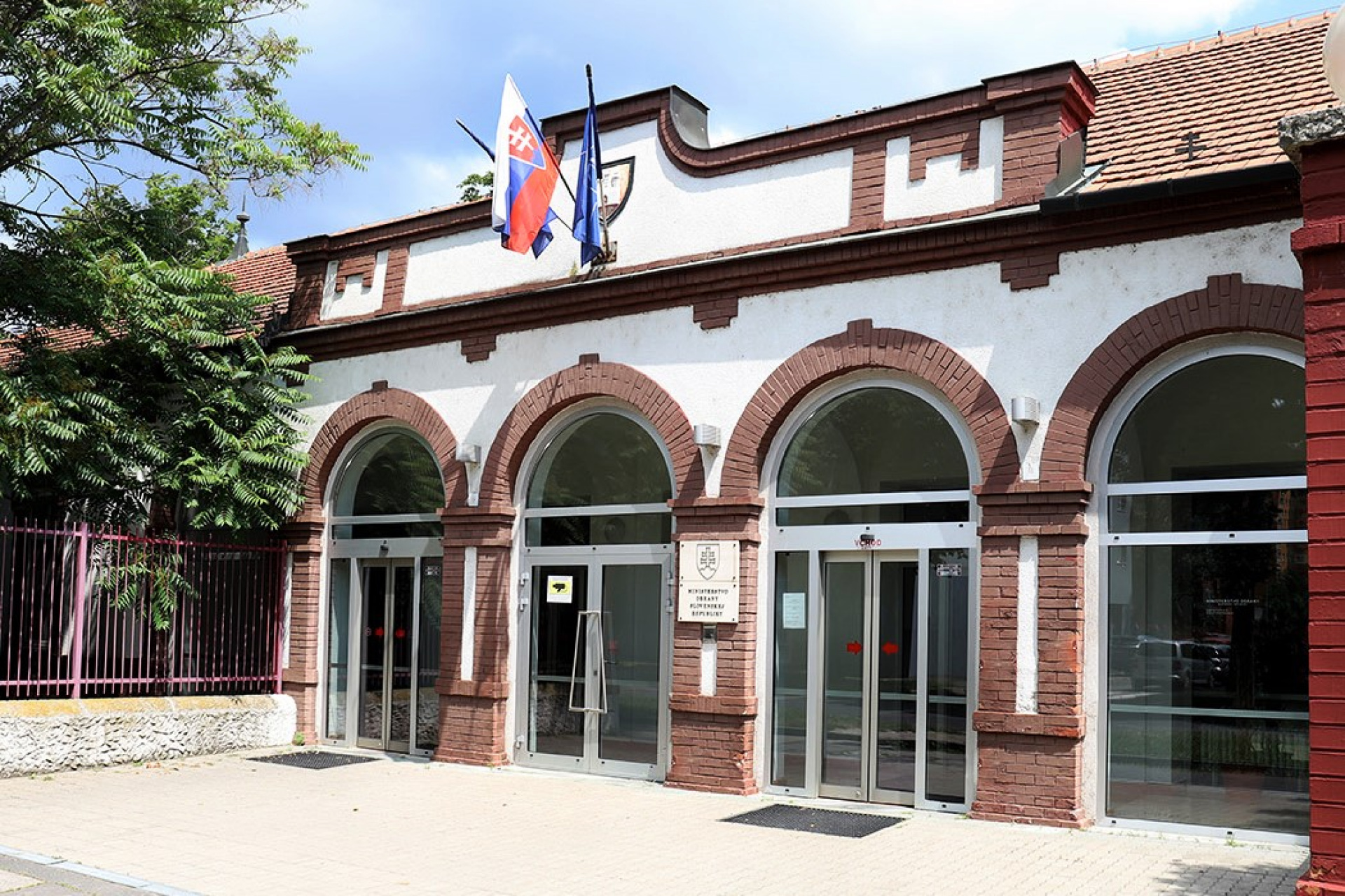Ministerstvo obrany SR, Kutuzovove kasárne - oprava okien a vchodových dverí 